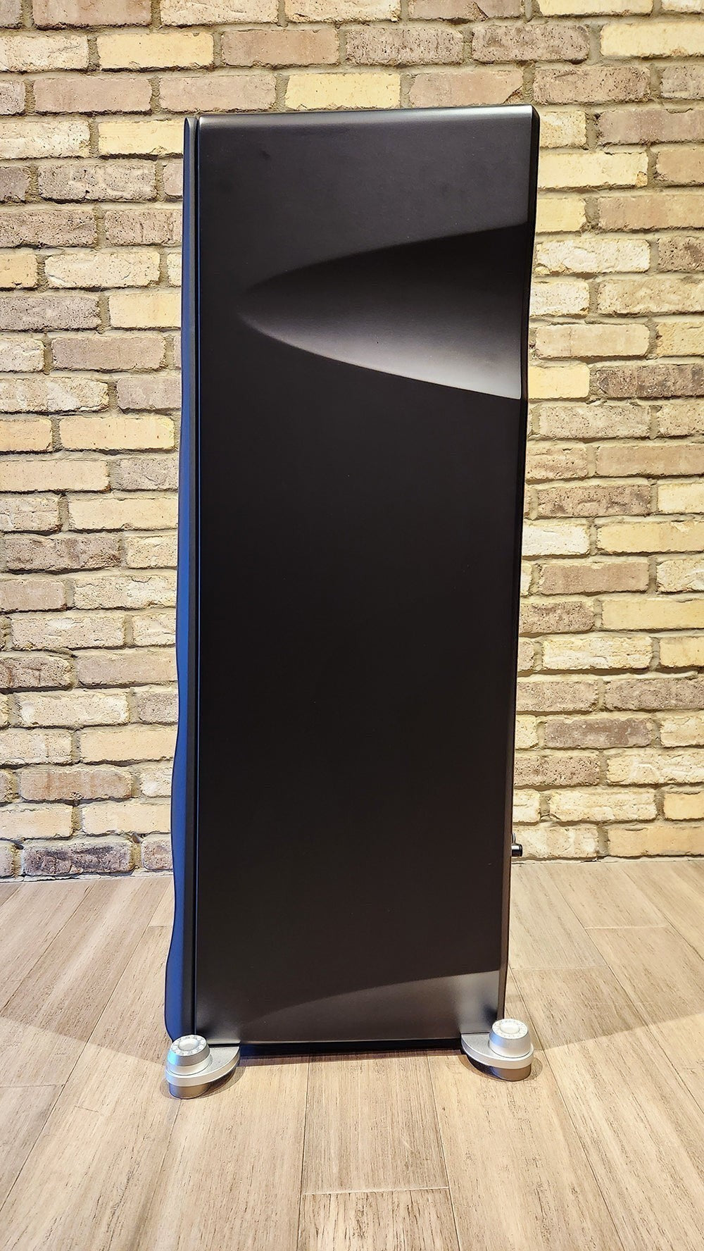Salon 1 Audio Børresen Z3 floor standing loudspeaker in satin black finish with Ansuz isolation feet, side view.