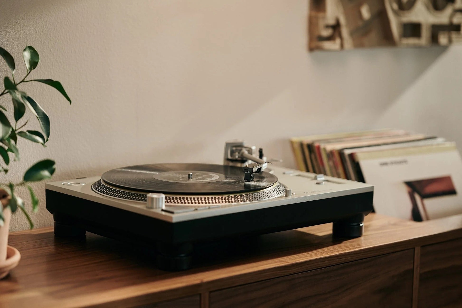 Salon 1 Audio Ortofon MC Quintet Black S moving coil cartridge installed on a turntable playing a vinyl record
