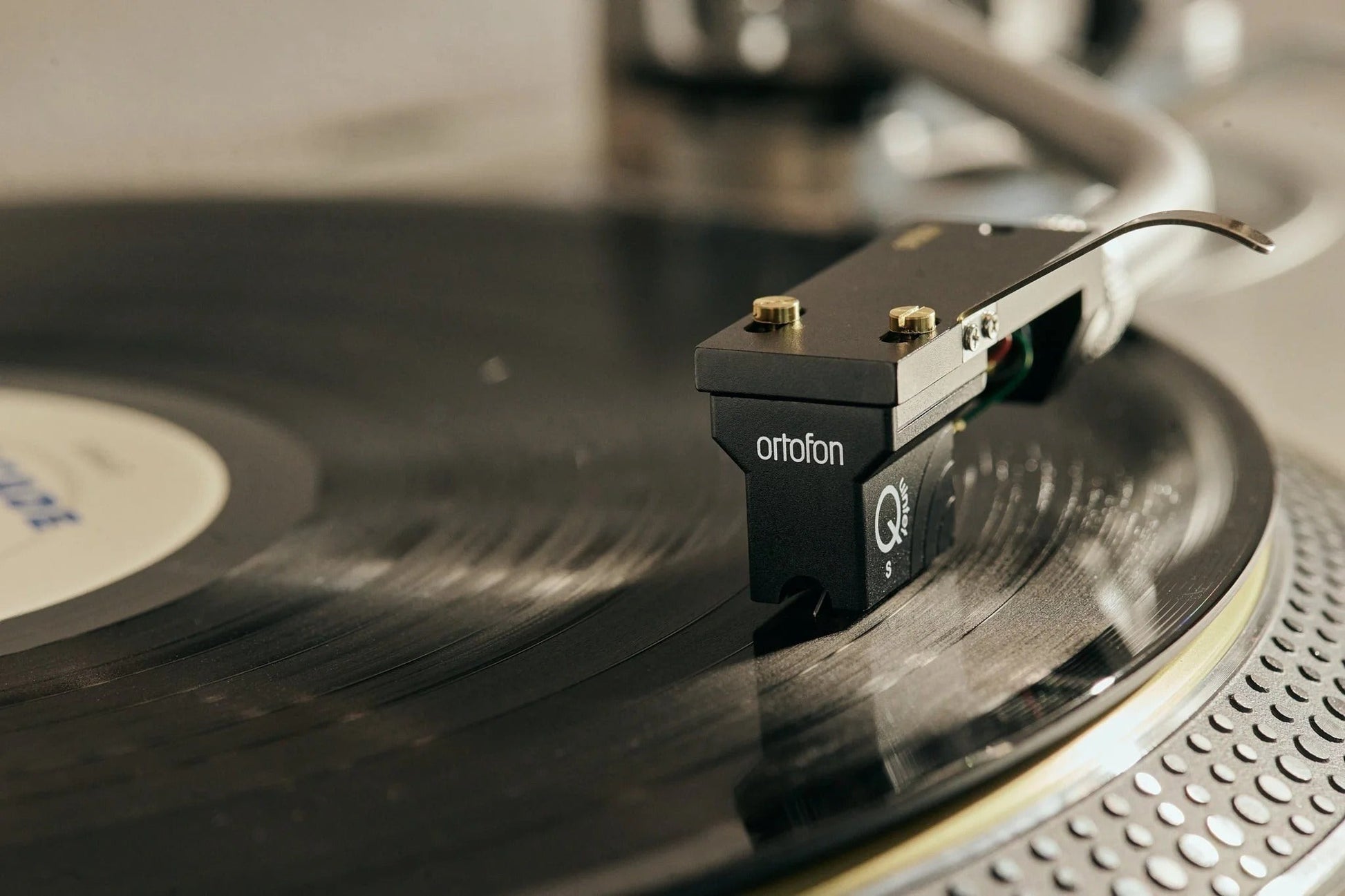 Salon 1 Audio Ortofon MC Quintet Black S moving coil cartridge playing a vinyl record on a turntable