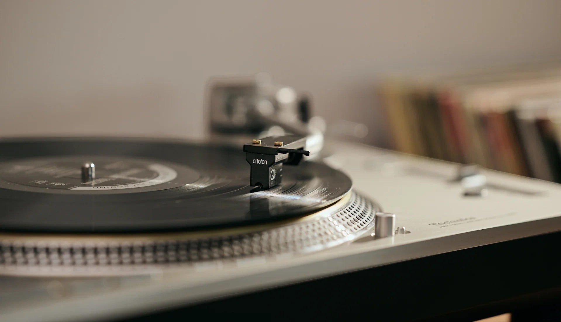 Salon 1 Audio Ortofon MC Quintet Black S moving coil cartridge playing a vinyl record on a turntable