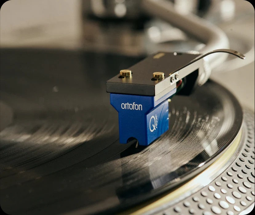 Salon 1 Audio Ortofon MC Quintet Blue moving coil phono cartridge tracking a vinyl record on a turntable