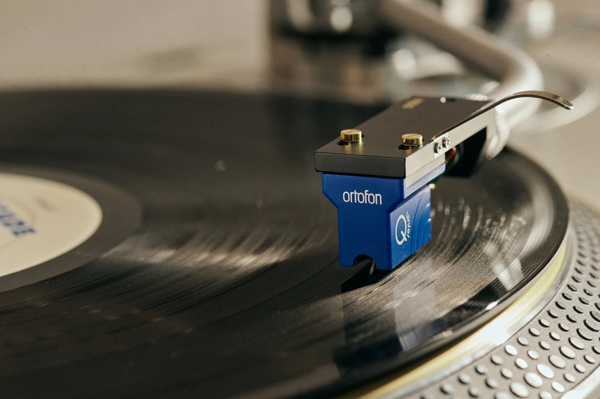Salon 1 Audio Ortofon MC Quintet Blue moving coil phono cartridge playing a vinyl record on a turntable