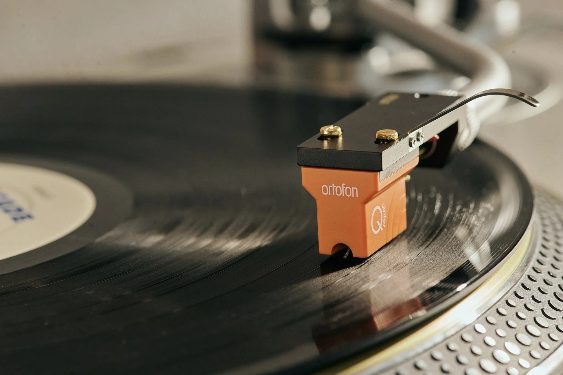 Salon 1 Audio Ortofon MC Quintet Bronze moving coil cartridge playing a vinyl record on a turntable