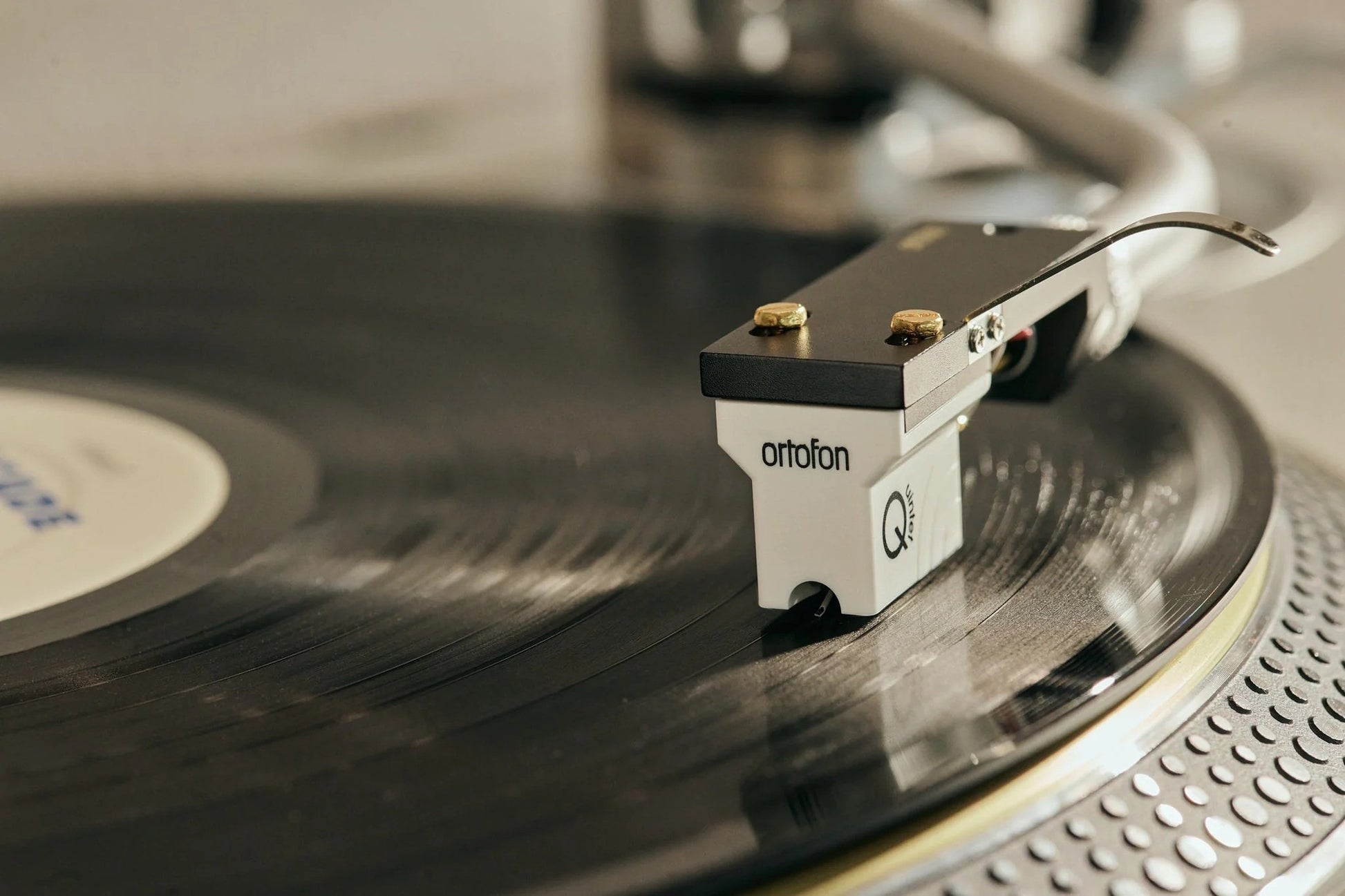 Salon 1 Audio Ortofon MC Quintet Mono moving coil cartridge playing a vinyl record on a turntable