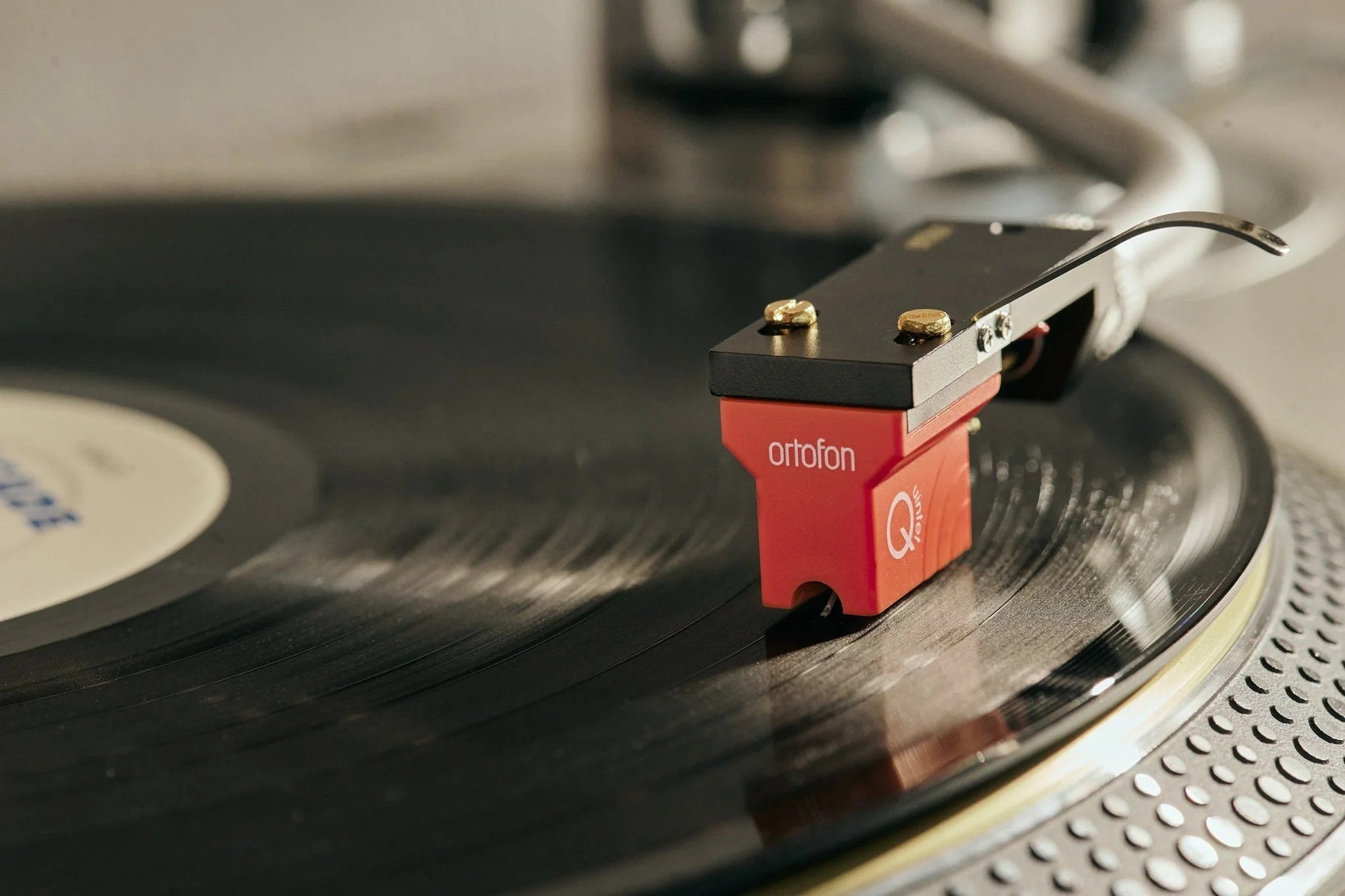 Salon 1 Audio Ortofon MC Quintet Red moving coil phono cartridge tracking on a black vinyl record