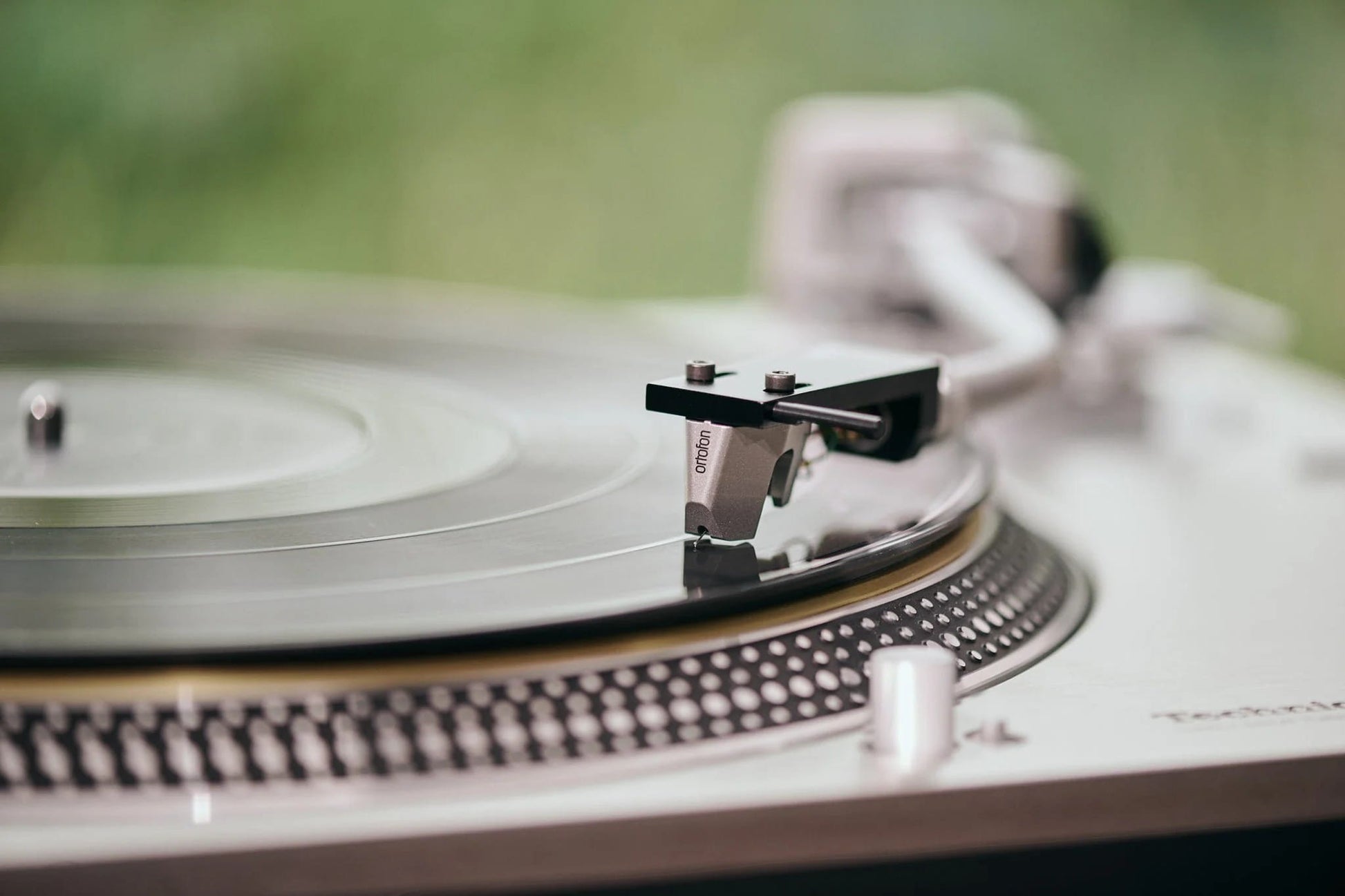Salon 1 Audio Ortofon MC Verismo moving coil phono cartridge playing a vinyl record on a turntable