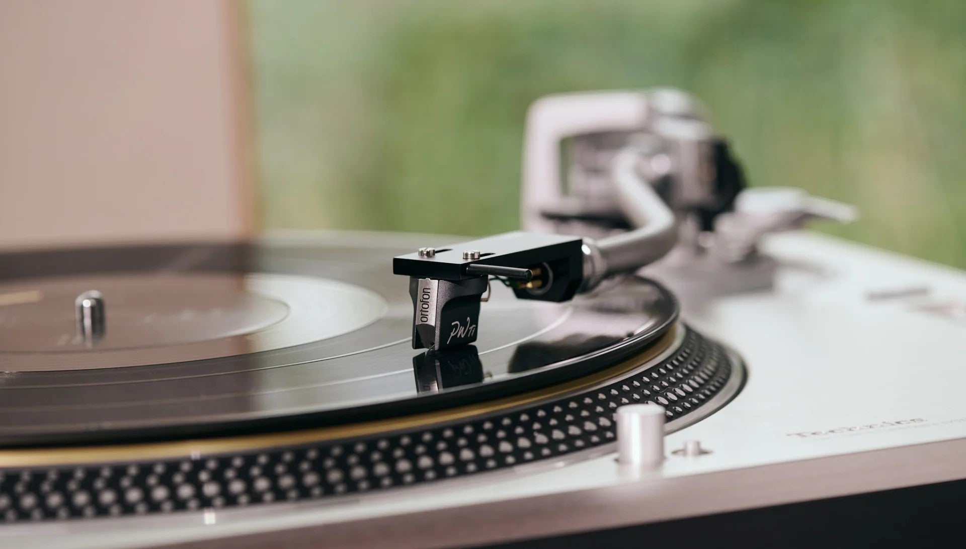 Salon 1 Audio Ortofon MC Windfeld Ti moving coil phono cartridge playing a vinyl record on a turntable