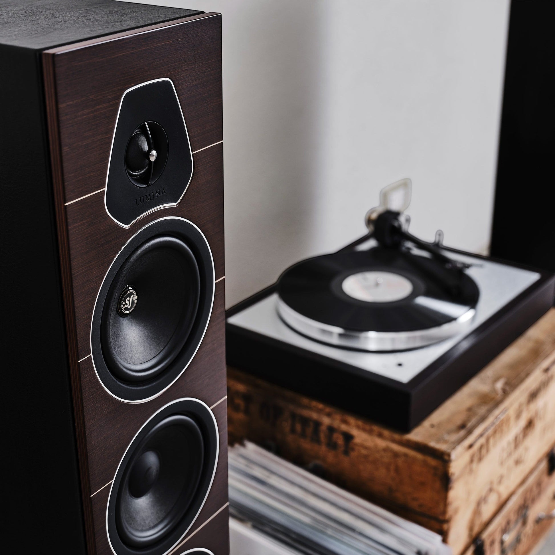 Salon 1 Audio Sonus faber Lumina III floorstanding speaker in walnut veneer with black leather and D.A.D. tweeter