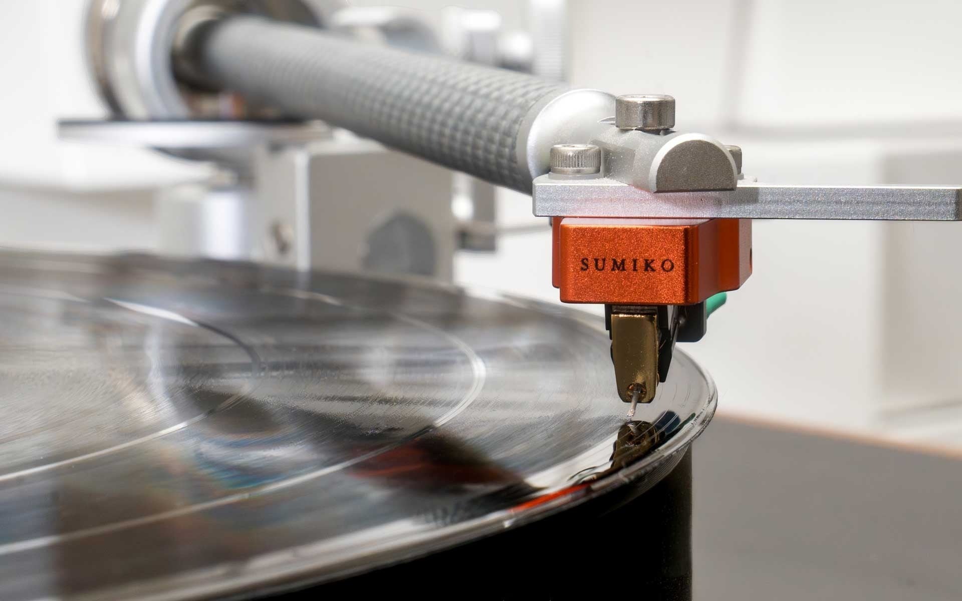 Salon 1 Audio Sumiko Oriole low output moving coil cartridge with nude Shibata stylus playing a vinyl record